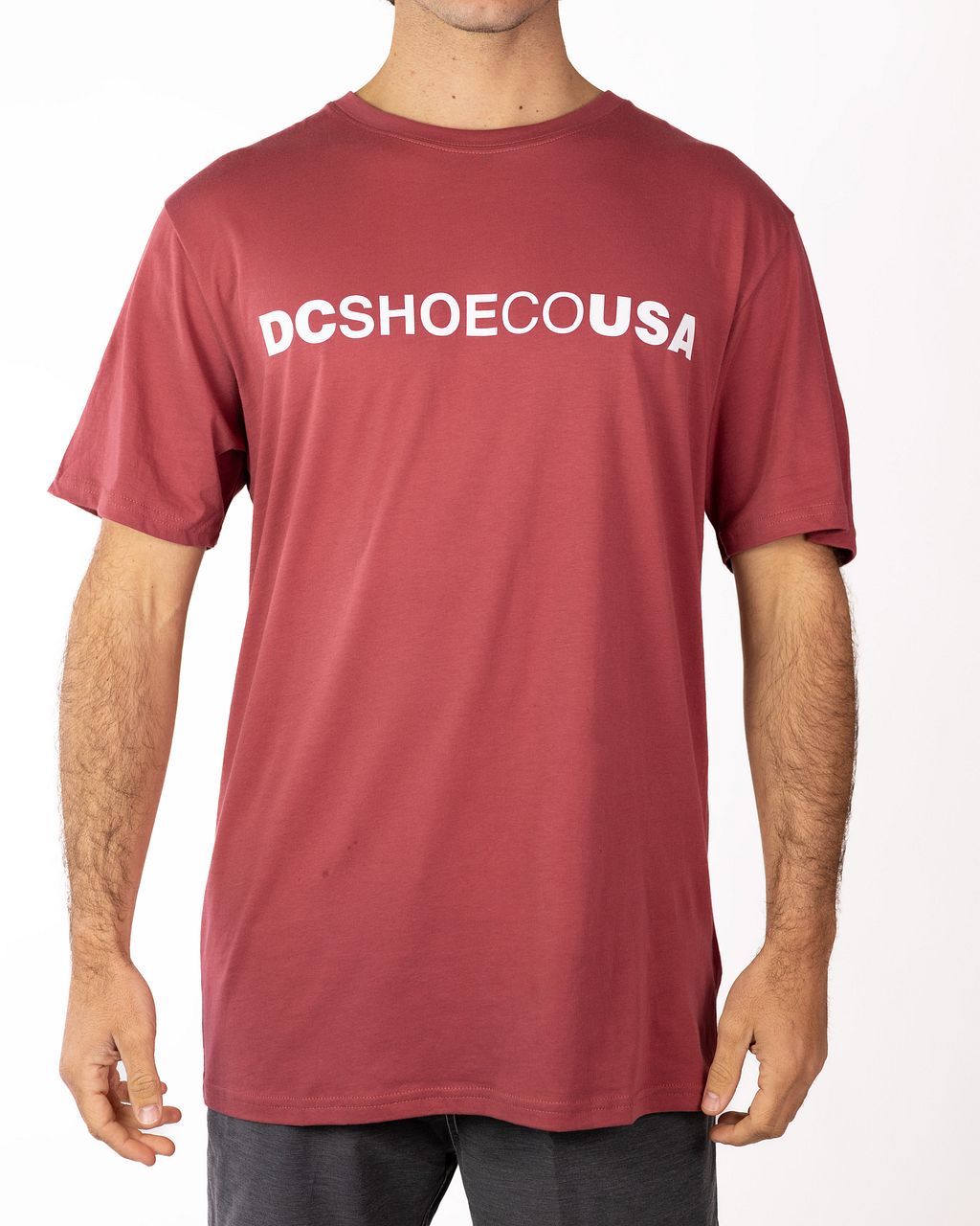 Polera hombre logo dcshoes color Red earth / logo white | DC Shoes®
